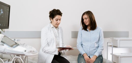 Fartuchy medyczne damskie – co warto o nich wiedzieć?